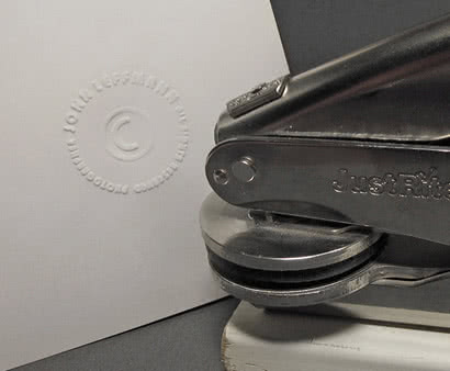 Les Tampons SPEYSER à Annemasse, vous fourni aussi des timbres à sec, pour le gaufrage de vos documents...